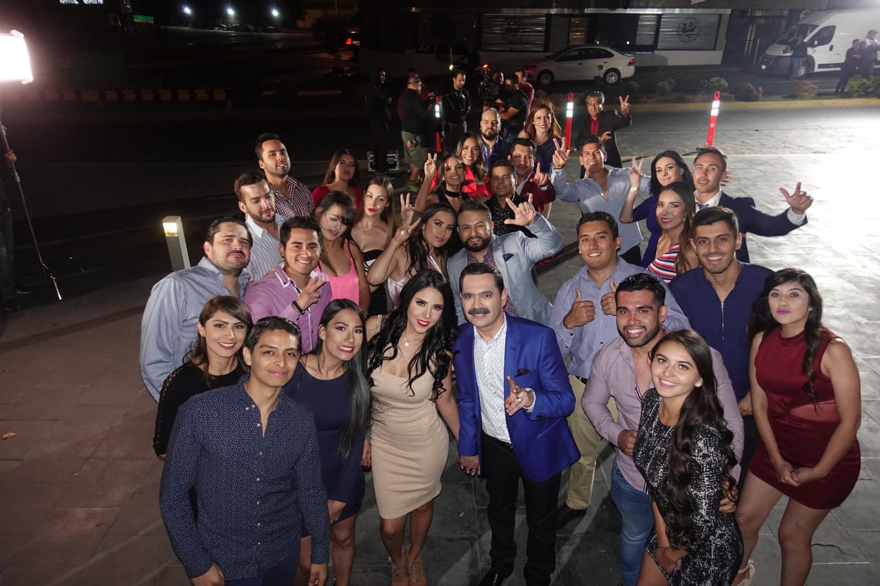 En la imagen se ven parte de los extras y equipo de producción que participaron en el video 'Parrandeando'.