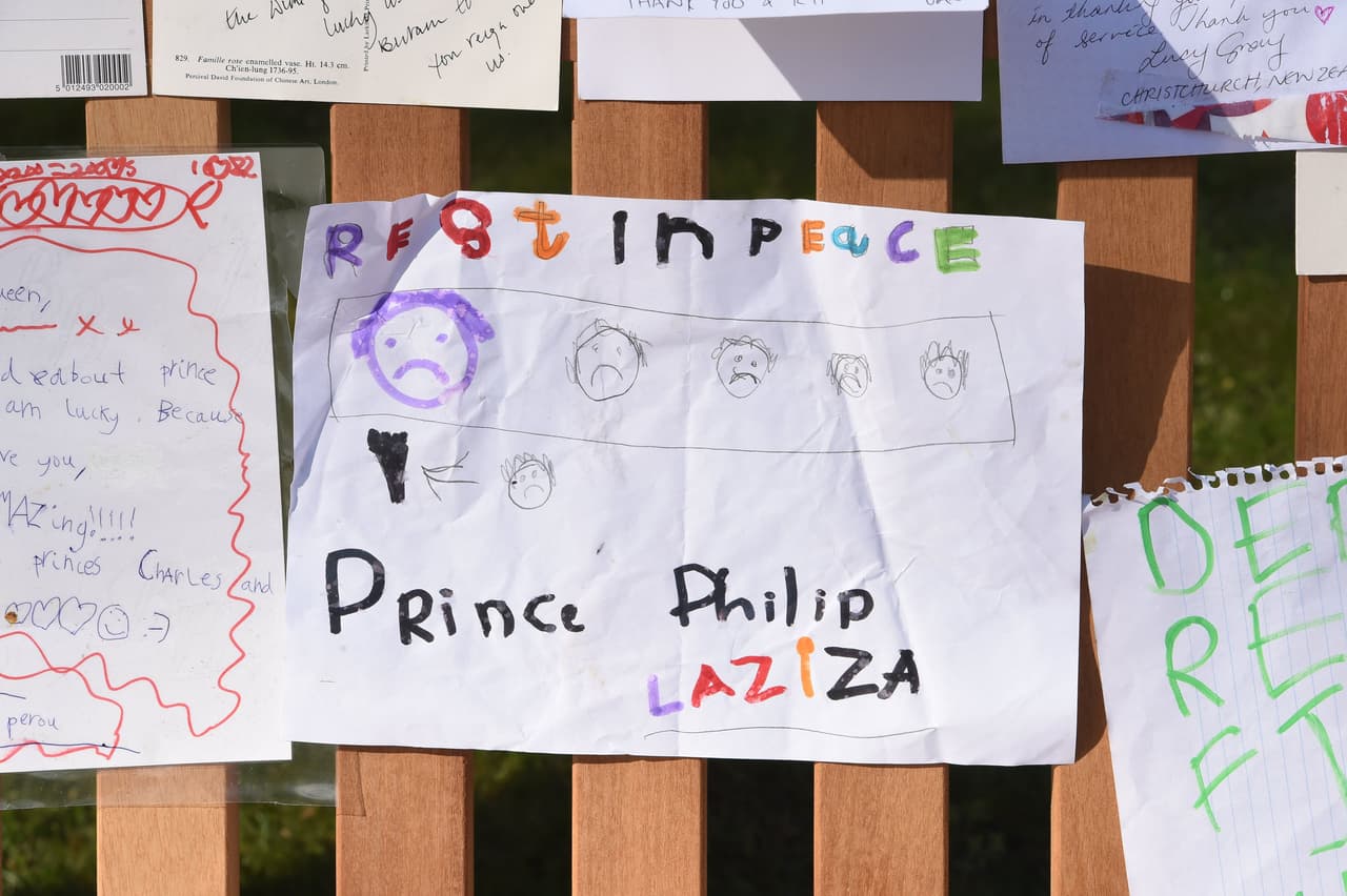 "Las palabras ni siquiera pueden expresar nuestro dolor. 
<b><a href="https://www.univision.com/shows/el-gordo-y-la-flaca/historia-de-amor-reina-isabel-ii-principe-philip" target="_blank">Ustedes están en nuestras oraciones</a></b>", mencionaba otro dedicado a la familia real británica. 
<br>