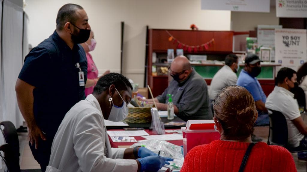 EL Cónsul, Rubén Ovando, dijo que las personas que acudan a hacer algún tramite pueden aprovechar para recibir la inmunización. 
<br>