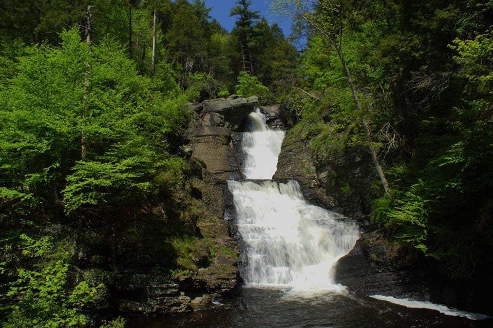 <b>Una escapada a las montañas</b>. En Pensilvania abundan las montañas, colinas, cerros y mesetas, con 
<a href="https://www.univision.com/local/philadelphia-wuvp/conoce-el-niagara-de-pensilvania-un-tesoro-natural-para-disfrutar-en-otono-video">ríos, cañones y valles en el medio</a>. Si bien las montañas no alcanzan las alturas de sus primos más grandes en el oeste, Pensilvania es el hogar de las Montañas Apalaches, que atraviesan todo el estado, con la 
<a href="https://www.univision.com/local/philadelphia-wuvp/montanas-del-pocono-gelido-y-hermoso-paisaje-invernal-fotos">Montaña Pocono</a> y Allegheny como las más importantes.