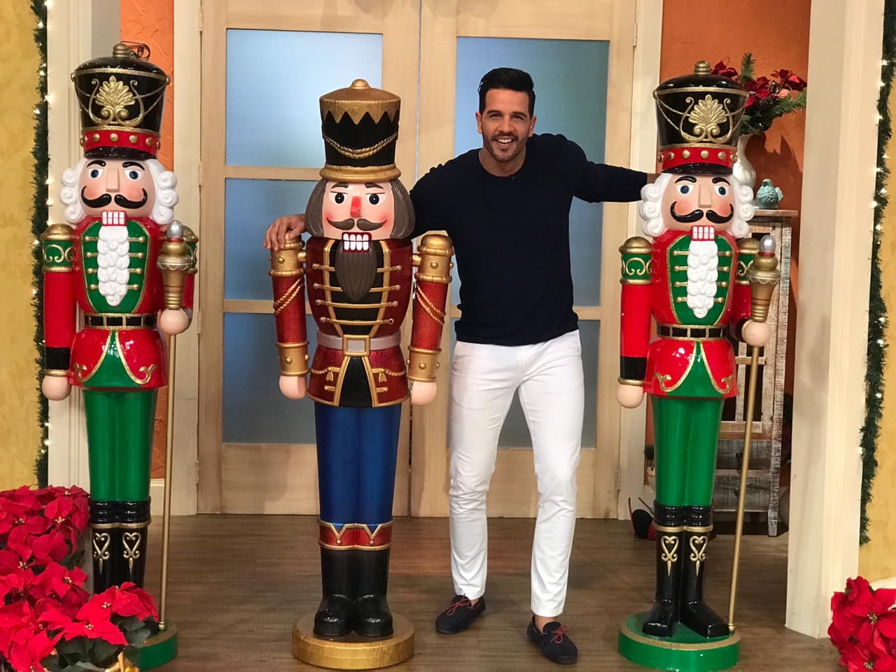 Yisus invitó a estos tres amigos a hacerle compañía en esta época de fiesta, amor y diversión.