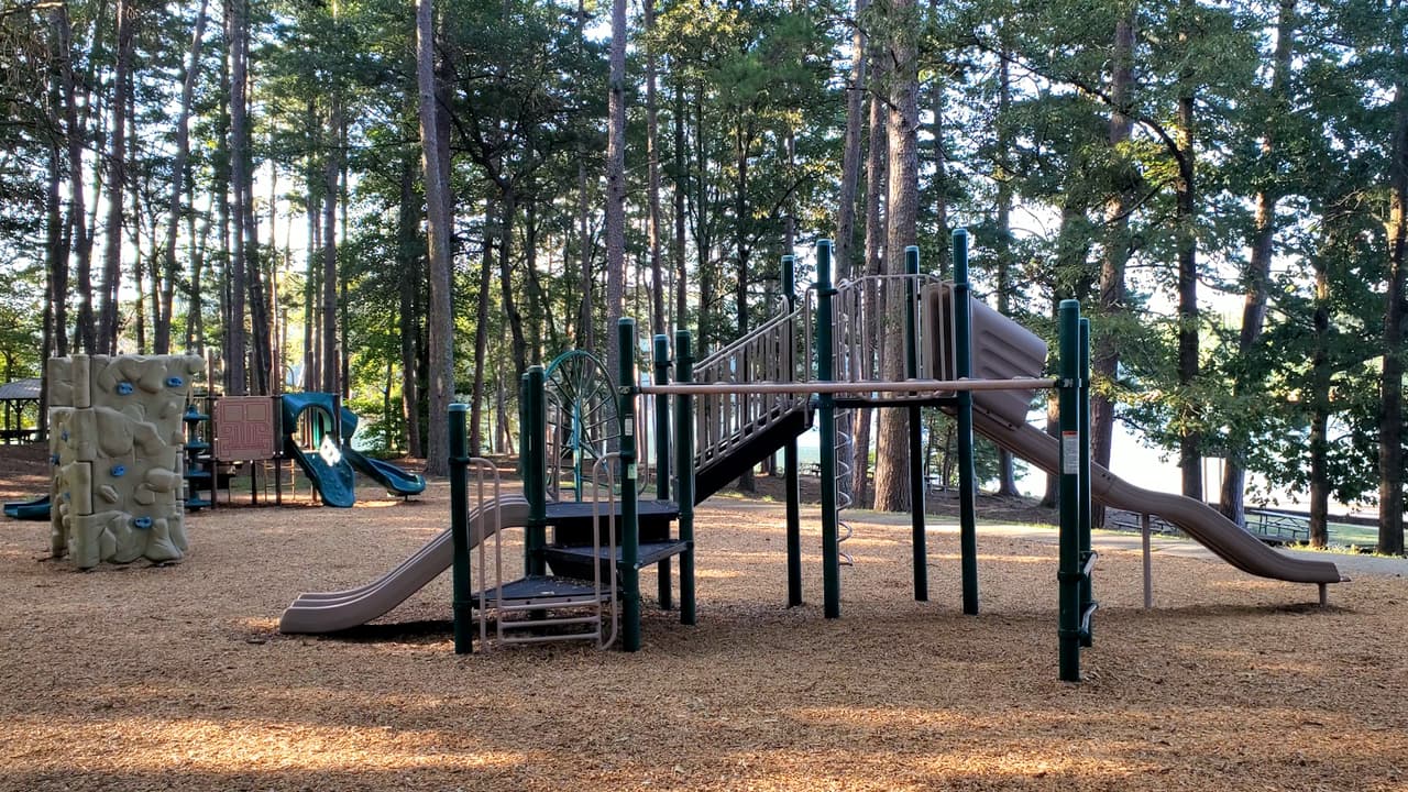 Para los más pequeños, el parque tiene patios de juegos.