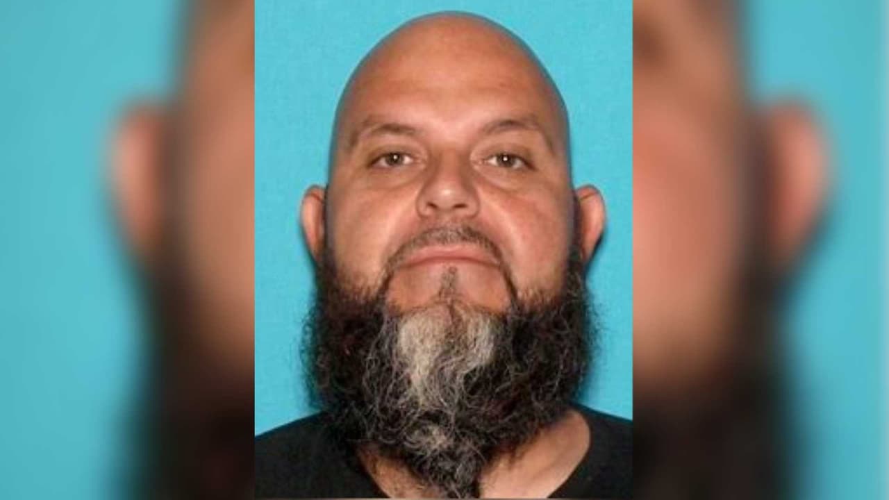 Jorge Ayala, de 46 años, ha sido identificado como el sospechoso de la investigación. La policía aún desconoce su paradero.