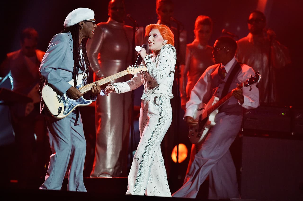 Al emotivo momento se unió el guitarrista Nile Rogers.