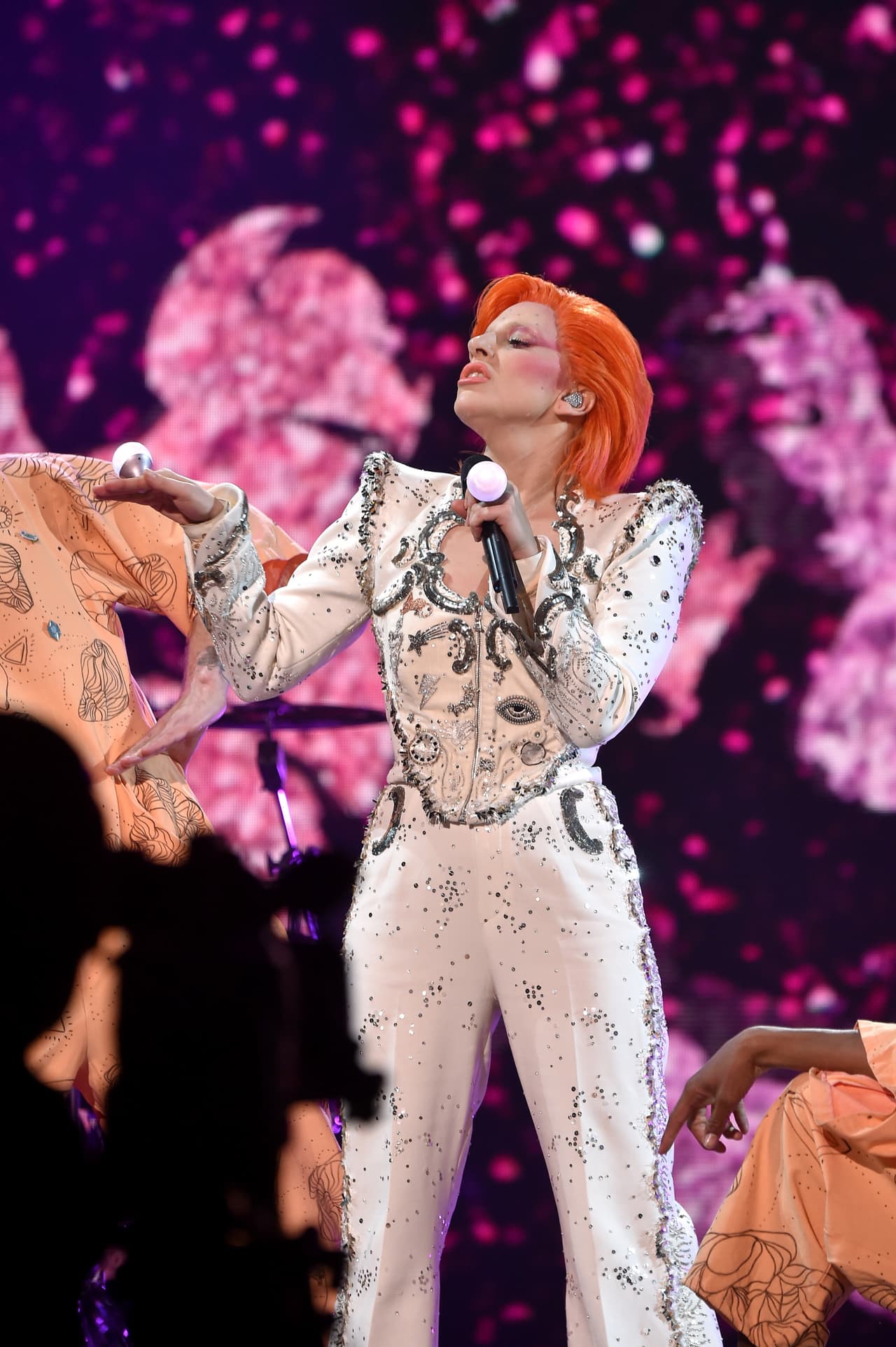 'Heroes' y 'Fame' fueron algunos de los temas que sonaron sobre el escenario.