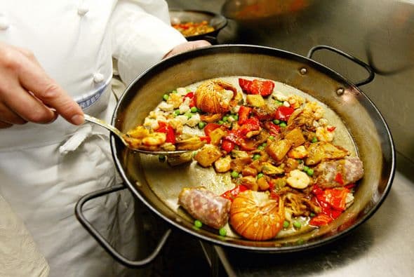 Paella vegetariana: Las paellas generalmente tienen carne y mariscos pero, si eres vegetariano no tienes porque privarte de saborear esta delicia española. Mira la versión a base de vegetales, típica de Murcia, que te ofrece un chef español de pura cepa.