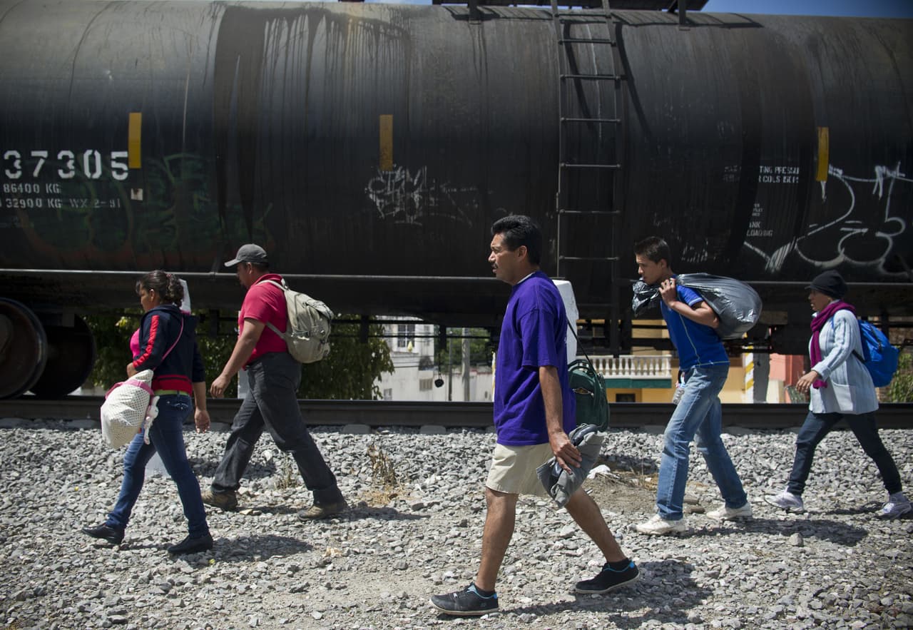 Otro centenar de migrantes rescatados en un remolque en México