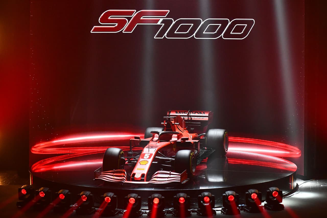 Ferrari presentó el SF1000 nombre que le viene porque en la temporada 2020 alcanzará como escudería su carrera número 1000 en la Fórmula Unoy será en el Gran Premio de Canadá.
<br>Sus pilotos titulares serán Sebastian Vettel (5) y Charles Leclerc (16).