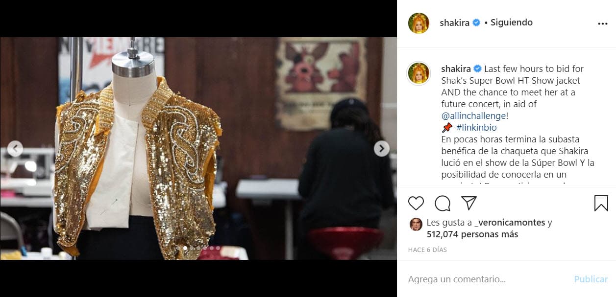 Shakira se comprometió a 
<b>entregar personalmente</b> la prenda estilo 'bomber' al ganador de la subasta en uno de sus conciertos, al cual podría llevar a un acompañante.
<br>