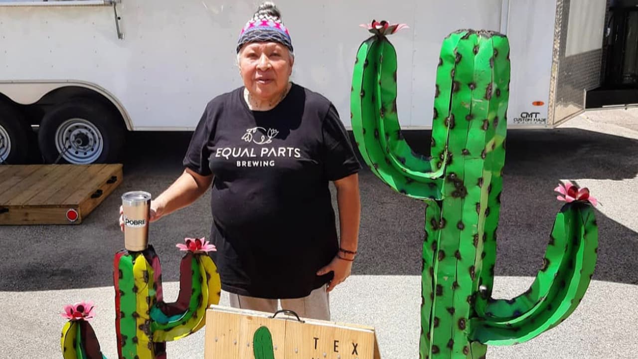 Teresa Martínez migró de
<b><a href="https://www.univision.com/temas/mexico-city">México</a></b> en los años 70, le gusta la cocina, ha trabajado en el área de restaurantes y después de perder su trabajo, decidió unir esfuerzos con su único hijo y
<b><a href="https://www.univision.com/local/houston-kxln/alfredo-teresa-martinez-madre-hijo-restaurante-movil-el-pobre-negocio-bbq-mexicano-texano-houston">crear el negocio</a></b>.