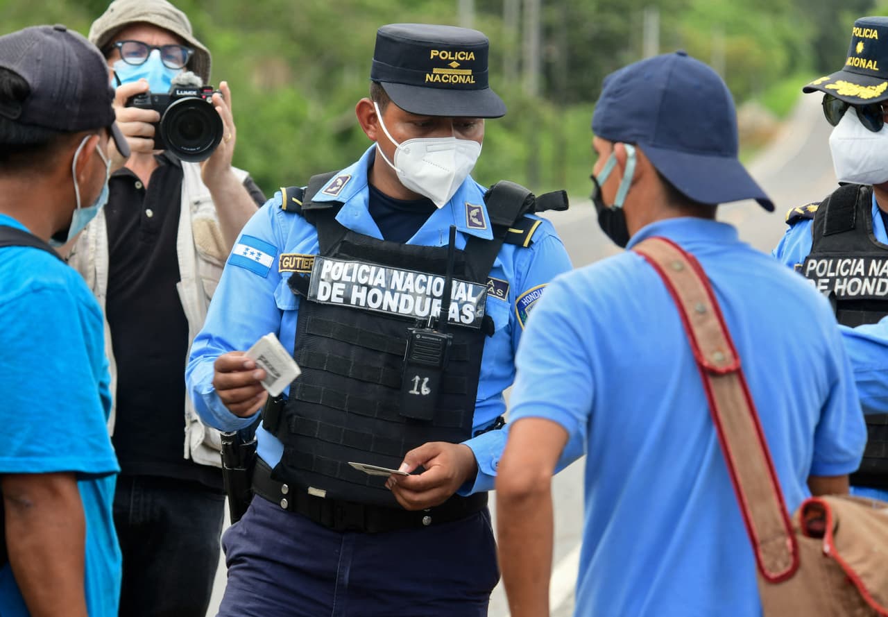 En el recorrido de unas 62 millas (100 km) desde San Pedro Sula a Corinto, la caravana se fue diluyendo en grupos pequeños. Decenas de menores fueron retenidos por no llevar permisos de los padres y retornados en patrullas policiales a San Pedro Sula. La marcha ocurre en momentos que se registra una fuerte oleada de migrantes en la frontera entre México y Estados Unidos, y donde la mayoría de los
<b><a href="https://www.univision.com/temas/indocumentados" target="_blank">indocumentados</a></b> están siendo expulsados debido a la pandemia del
<a href="https://www.univision.com/temas/coronavirus">coronavirus</a>.