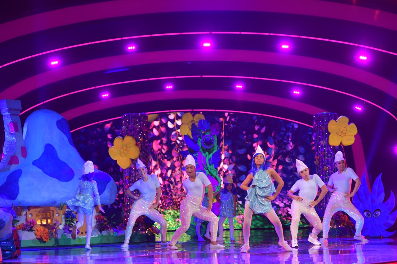 Las niñas de la competencia nos ofrecieron un número especial de los Smurfs.