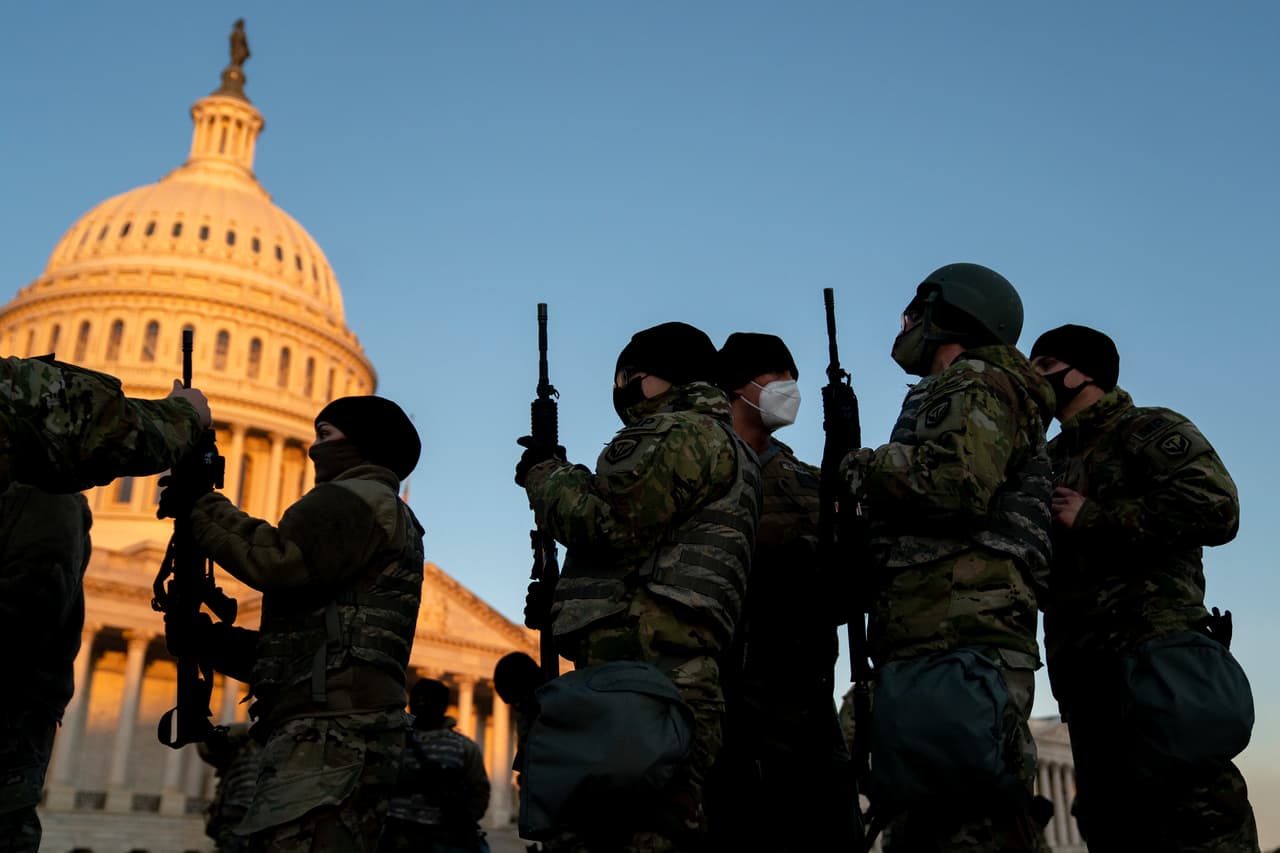 En los días previos a la toma de posesión de Joe Biden se desplegarán al menos 15,000 soldados dentro y fuera del complejo en el centro de Washington DC.