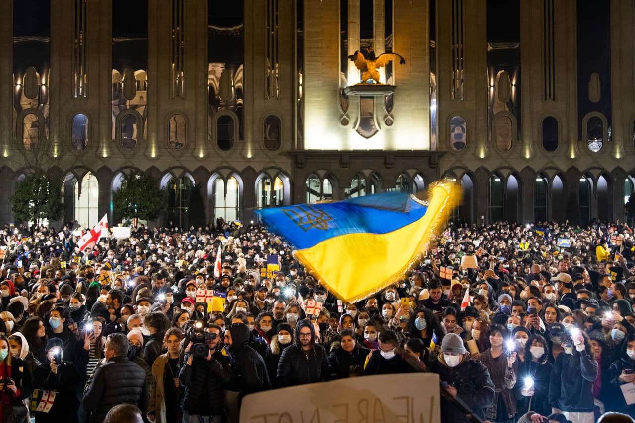 En Georgia, unas 30,000 personas marcharon a lo largo de la calle principal de la capital, Tbilisi, con banderas ucranianas y georgianas, mientras entonaban los himnos de ambos países. “Tenemos compasión (…)
<b>porque hemos conocido la bárbara agresión de Rusia en nuestro suelo</b>”, le dijo a AFP el taxista Niko Tvauri, al recordar la invasión rusa que sufrieron en 2008.