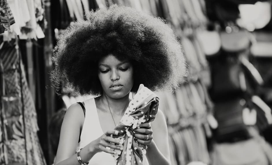 “Las mujeres dejaron de alisarse el pelo y se lo dejaron al “natural”, lo que significo dejar de seguir los cánones de belleza impuestos por las blancos durante la época de esclavitud”, expresó la socióloga Vanessa Anaya en el texto 
<a href="http://www.wiriko.org/africa-diaspora/el-afro/">El afro, reivindicación de la identidad negra</a>. 
<br>