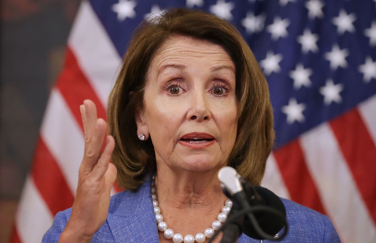 En la llamada, Pelosi habló junto con la representante Cheri Bustos, quien está al frente de la campaña en la Cámara de Representantes y quien aseguró que buscan quitarle a los republicanos puestos como los de Long Island, Arkansas, Indiana y Virginia.