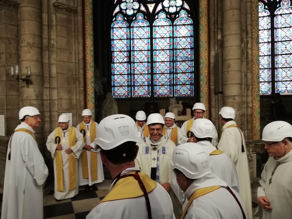 Con cascos y entre andamios celebran la primera misa tras el incendio de la catedral de Notre Dame