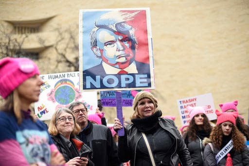 Con sus carteles, las mujeres aseguran que Trump es un presidente de pacotilla y que no las representa.
<br>
<br>Foto: GettyImages