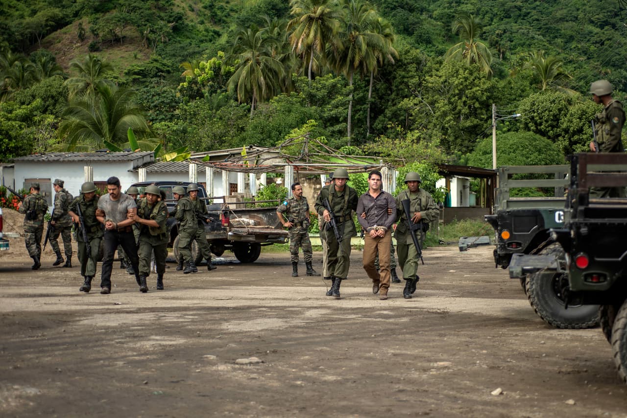 'El Chapo' Guzmán no llegó sólo a México, su pistolero 
<b><a href="http://www.univision.com/series/el-chapo/alejandro-aguilar-es-tono-en-el-chapo">Toño</a></b> y su amante 
<b><a href="http://www.univision.com/series/el-chapo/tete-espinoza-es-chio-en-el-chapo">Chío</a></b> compartían su destino tras las rejas.