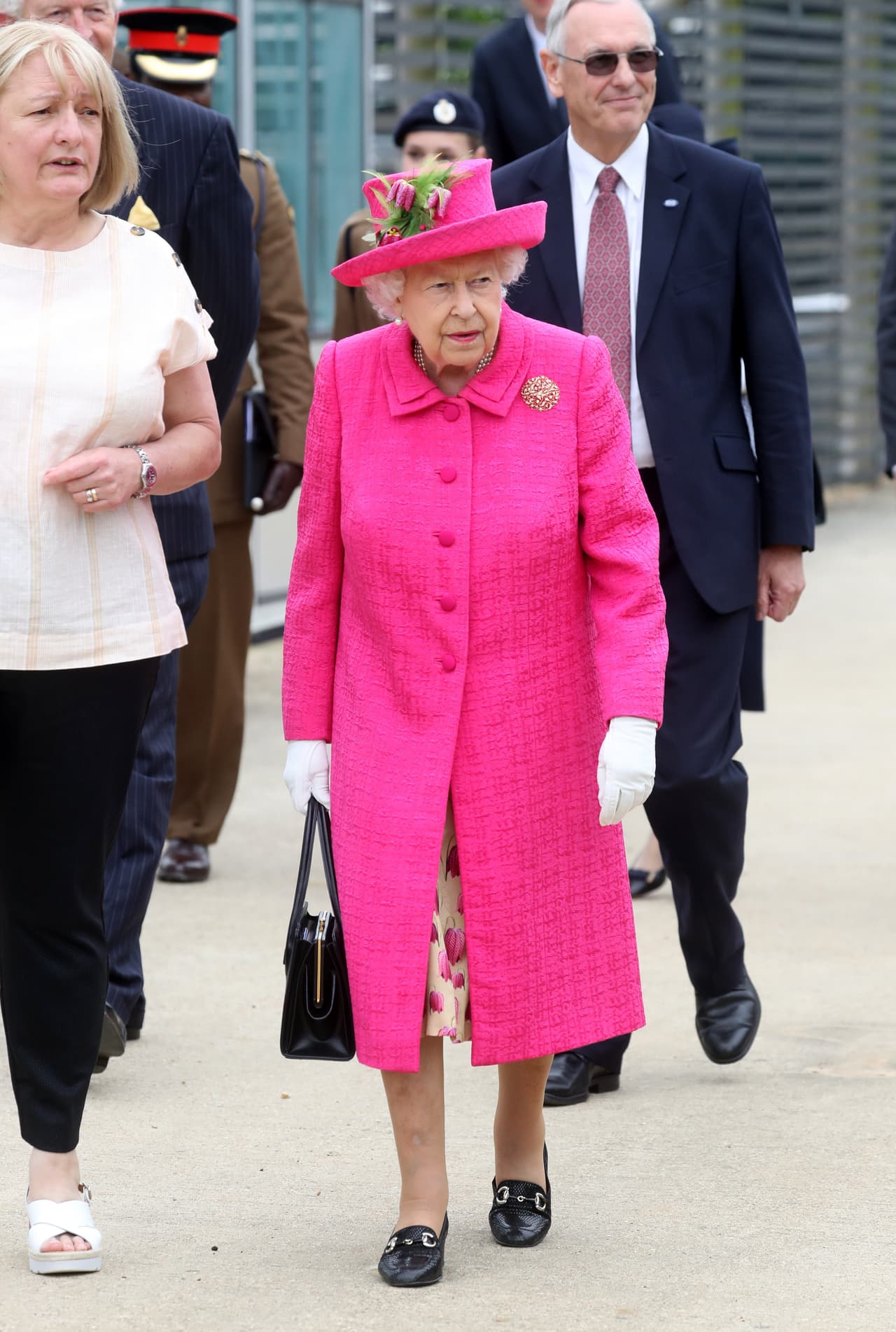 "Da un vistazo a las 
<b><a href="https://www.univision.com/entretenimiento/pagan-mal-pero-la-reina-isabel-ii-necesita-joven-asistente-para-sus-redes-sociales-antes-de-la-boda-del-ano" target="_blank">demandas del trabajo de apoyar a la monarca</a></b>, y obtenemos una visión privilegiada de una relación laboral exitosa", agregó.