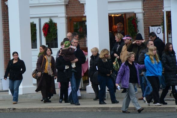 Antes de perpetrar la matanza, el presunto asesino, Adam Lanza, de 20 años de edad. Mató a su madre. Tras el asesinato, tomó su automóvil y se dirigió a la escuela, donde perpetró una de las peores matanzas de este tipo registradas en Estados Unidos.