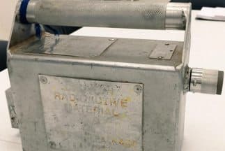 La fuente de iridio-192 fue abandonada bajo un puente de un punto de la carretera. Esta imagen fue compartida por el gobierno de Tabasco en su cuenta de Twitter.