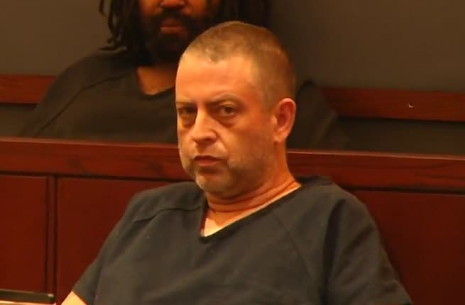 La fiscal general adjunta del distrito, Pamela Weckerly, detalló en los documentos que presentó ante la corte que Christopher Prestipino, de 45 años, ocultó el cuerpo de la mujer después que le inyectó limpiador para piscinas y la estranguló. De acuerdo a la fiscal, Prestipino rentó un vehículo a U-Haul y abandonó el cuerpo en el desierto dentro de una estructura de concreto.