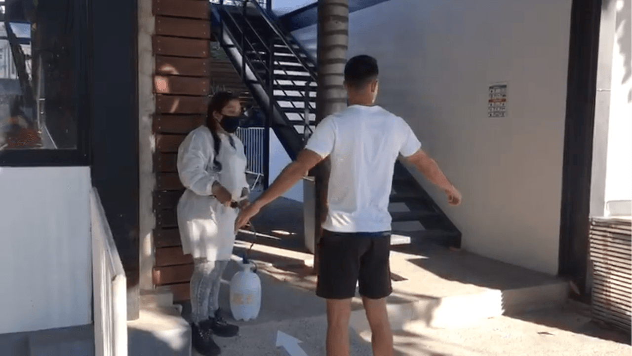 Los jugadores dan la vuelta completa mientras son asistidos con un producto especial que los limpia.