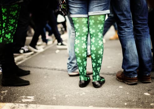 Creo que estas medias brillan en la oscuridad. ¡Te verías bien cool si te vas de fiesta!