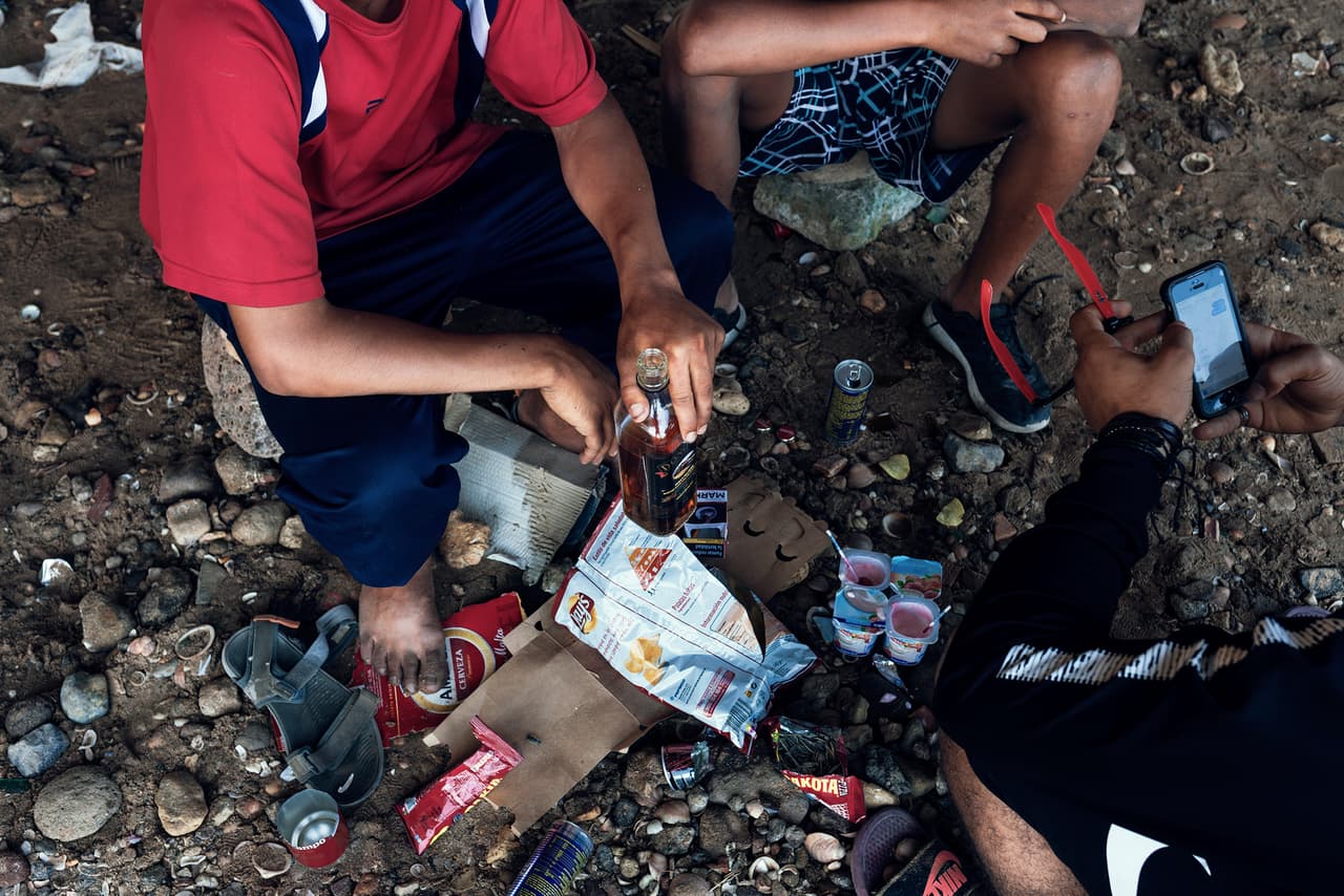 Un grupo de migrantes marroquíes beben alcohol debajo de un puente en Melilla. La dura realidad que confrontan los inmigrantes les pone en riesgo de abuso de sustancias desde una edad muy temprana.