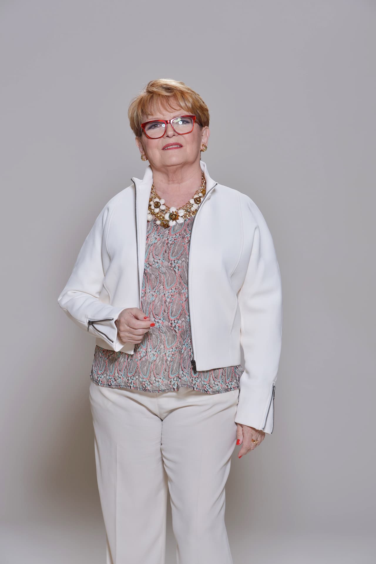 Ya ellas la conocen y sin embargo le temen. Laura Moro es la profesora de dicción más estricta. Sabe con qué vienen las chicas y no aceptará excusas.