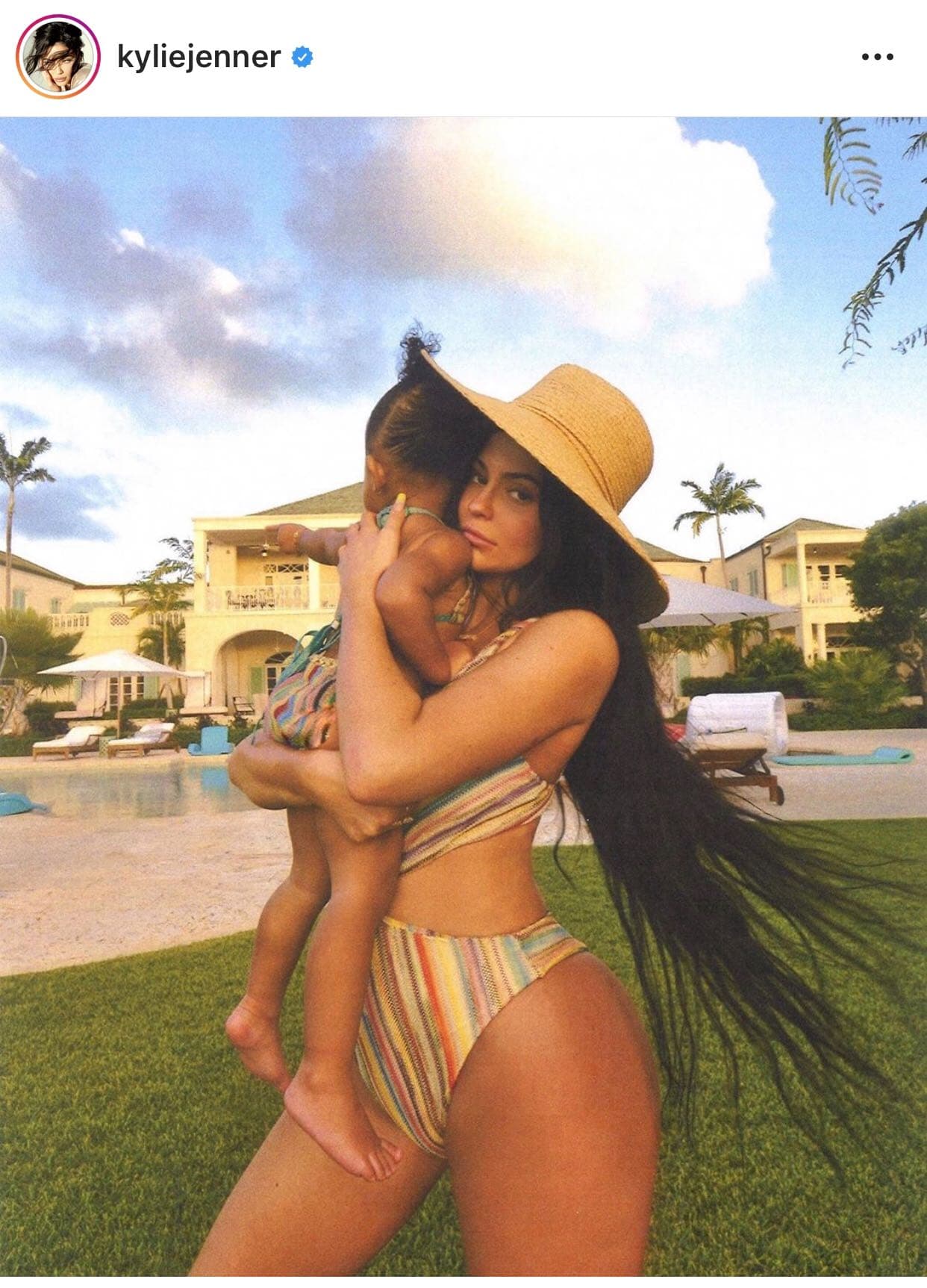 La más joven del clan Kardashian Jenner no ha dudado en compartir por medio de
<a href="https://www.instagram.com/kyliejenner/?hl=es-la"> <b>sus redes sociales</b> </a>este descanso que se está tomando, acompañada de un séquito de amigas, así como de su hija
<b> Stormi, </b>de un año.
<br>