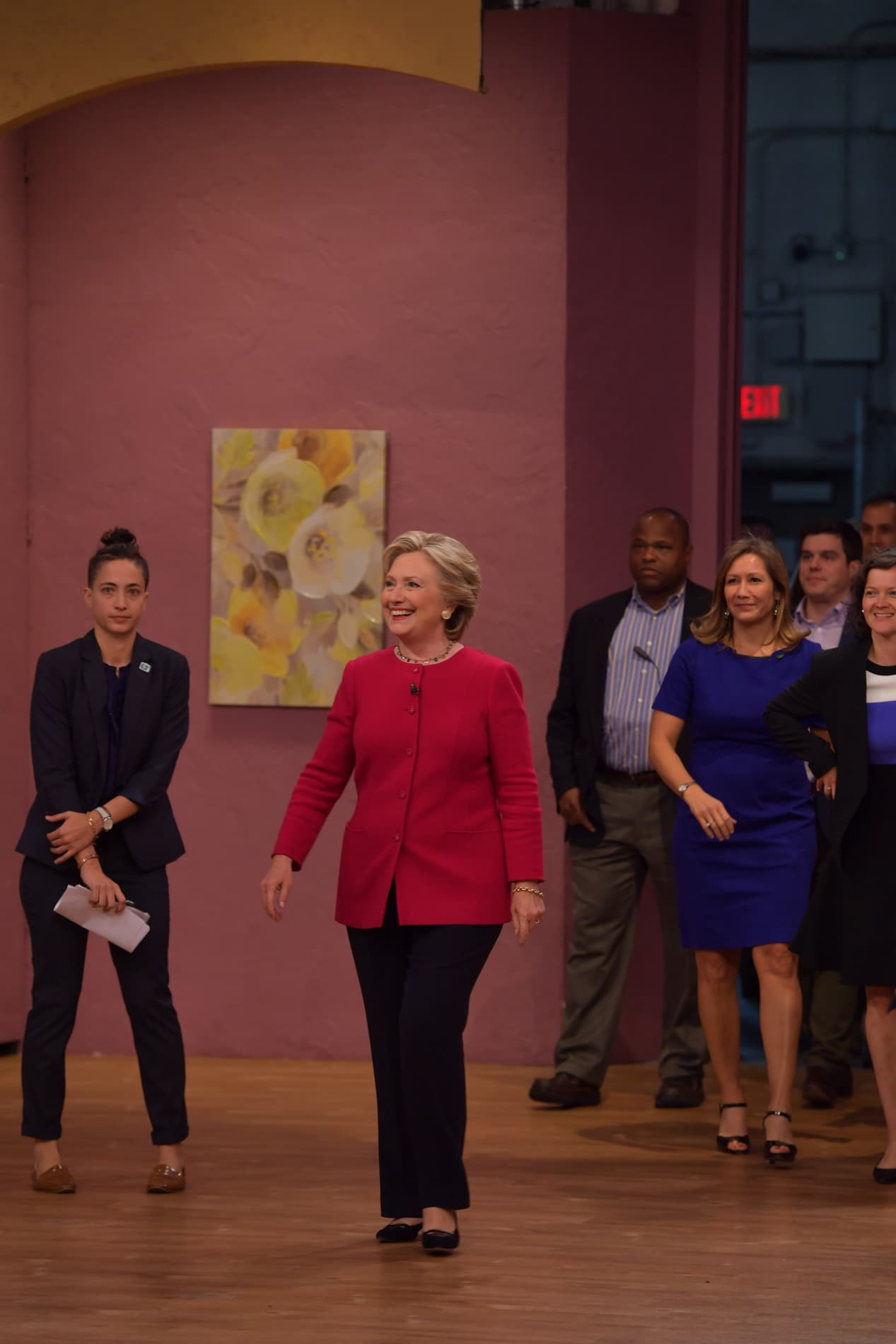 La candidata a la presidencia llegó con una gran sonrisa al set.