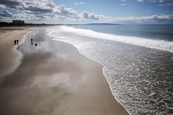Esta es una panorámica de la playa de Santa Monica, recorrida solo por salvavidas y guarda costas velando por la seguridad de la comunidad.
<br>