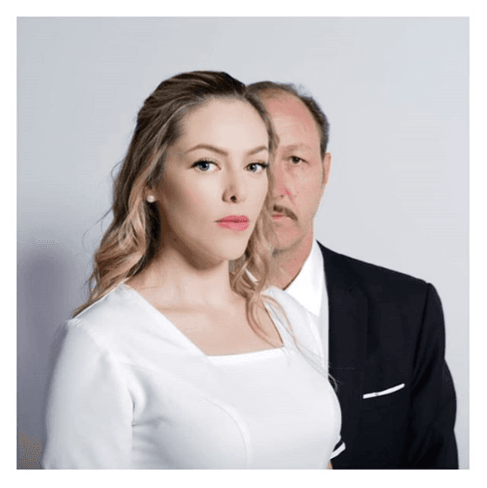 De la Rosa confesó que pasó por un momento de estrés porque pensó que no podría cumplir con sus proyectos: “Sentí una mezcla de emoción y preocupación al mismo tiempo, a pesar de que mi marido y yo ya lo habíamos planeado, yo estaba en plenas grabaciones de la serie Médicos y con otro proyecto de televisión en puerta”.
<br>