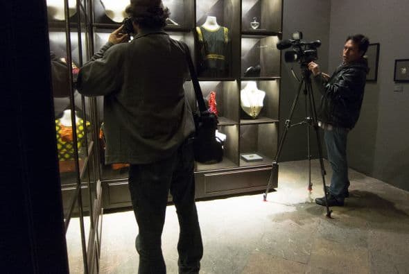 "Pies para que los quiero si tengo alas p' volar", escribió la artista en uno de sus dibujos expuestos en una sala destinada a los zapatos.