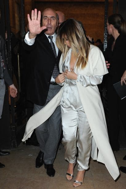 A la ropa de Kim Kardashian le gusta jugar a la seducción, como si no fuera suficiente con las poses y proporciones de la socialité angelinas para llamar la atención a su paso durante la semana de la moda en Paris.