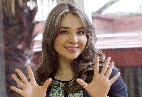 Entrando a la adolescencia, 
<b><a href="http://www.univision.com/temas/daniela-lujan">Daniela</a></b> reemplazó a 
<b><a href="http://www.univision.com/personas-belinda-peregrin-schull-e">Belinda</a></b> en 'Cómplices al rescate', de 2002. Ahí compartió crédito una vez más con 
<b>Martín Ricca</b>, con quien salió en 'El diario de Daniela'.