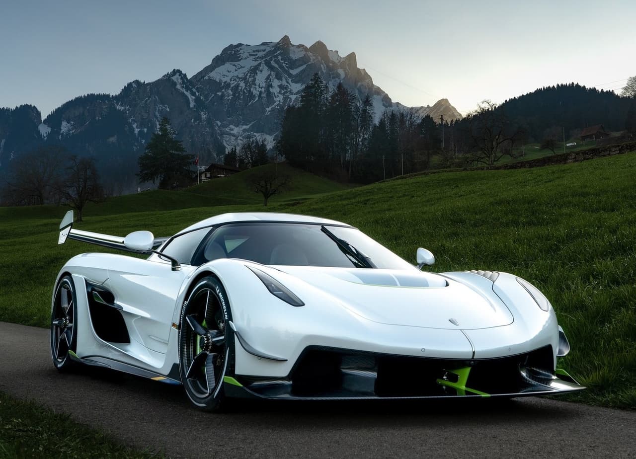 <h3 class="cms-H3-H3"><b>Koenigsegg Jesko - 1,600 caballos de fuerza</b></h3>
<br>
<br>Su motor es un V8 twin-turbo de 5.0 litros que produce hasta 1,600 hp y 1,106 lb-pie de torque cuando se emplea combustible E85, pero con gasolina regular su potencia desciende hasta 1,280 hp. Éste reemplaza al ya anticuado pero espectacular Koenigsegg Agera RS. El monocasco de fibra de carbono que aloja la cabina es más largo y ancho que el de su predecesor, ofreciendo más espacio para los ocupantes.
<br>