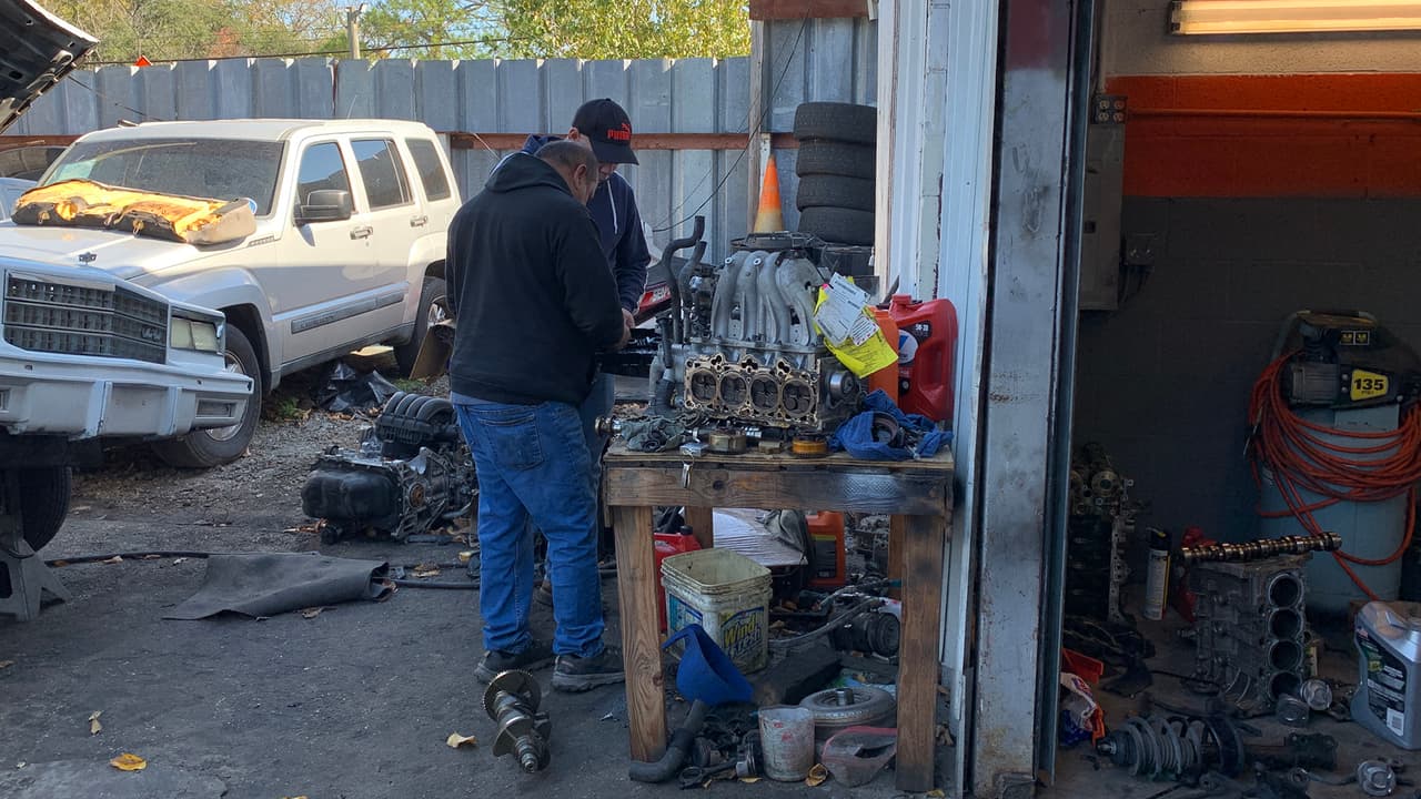 “Si a tu carro le suena algo raro, presta atención porque puede ser que algo está fallando. Todos conocemos cómo funciona nuestro automóvil porque lo manejamos de forma diaria por eso debemos de identificar sonidos que no son comunes y acudir con un mecánico”, agregó Castor.