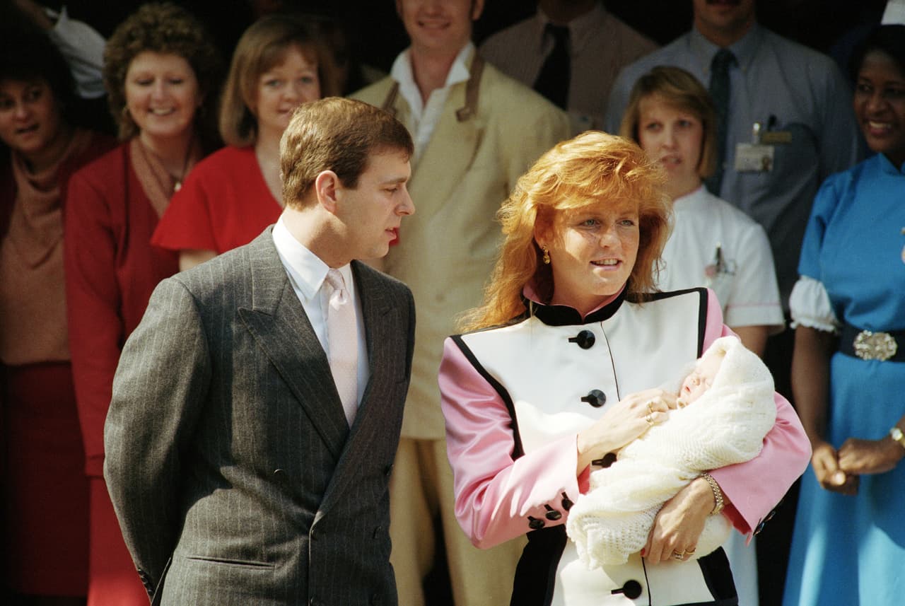 <b>30 marzo 1990</b>
<br>Unos años más tarde, la duquesa de York presentó a su segunda hija Eugenie Victoria Helena (de una semana de nacida) afuera del hospital de Portland en Londres.