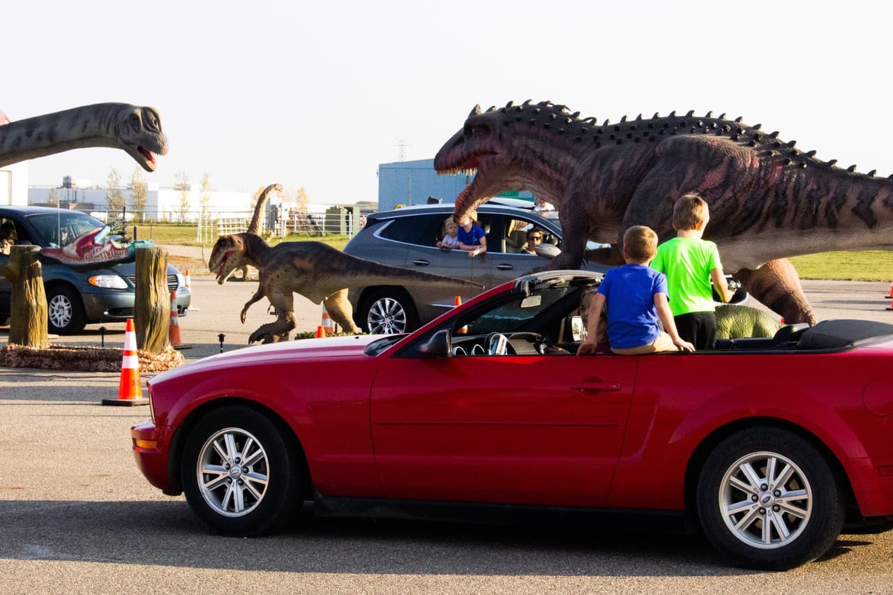La exhibición presenta más de 60 dinosaurios de tamaño natural en movimiento.