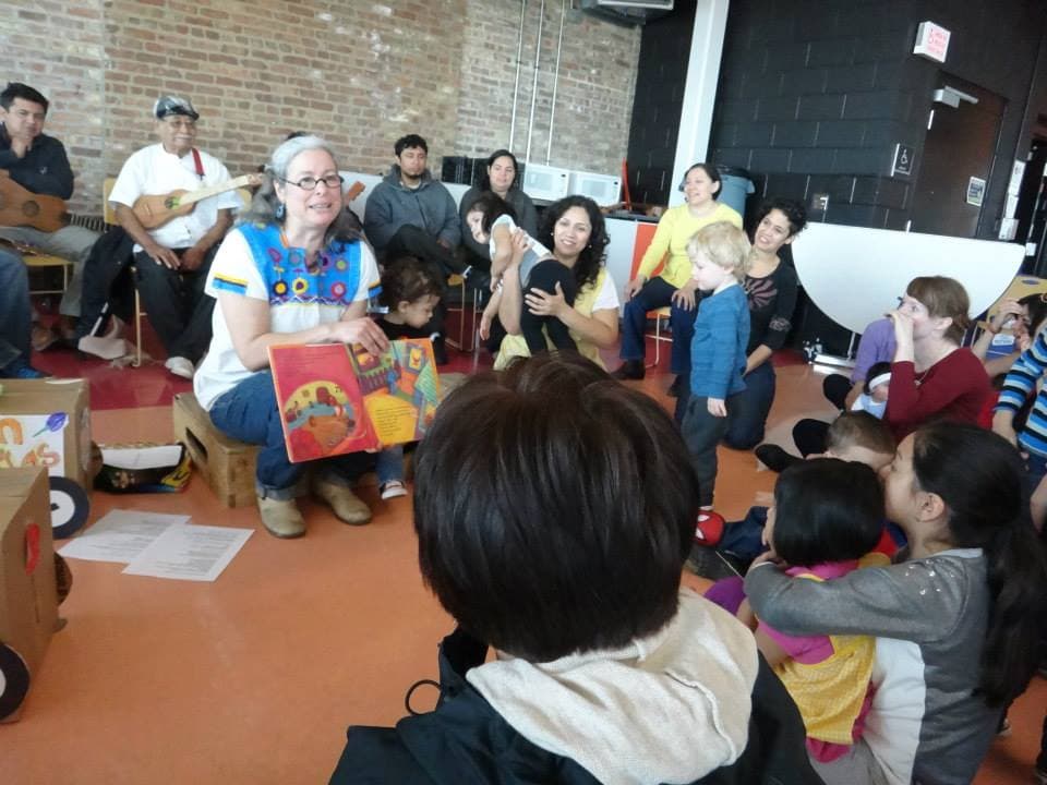 ‘Son Chiquitos' es un programa comunitario gestado dentro de la escena del Son Jarocho en Chicago, la cual desde mediados de la década de los 90 encontró tierra fértil en el barrio de Pilsen.