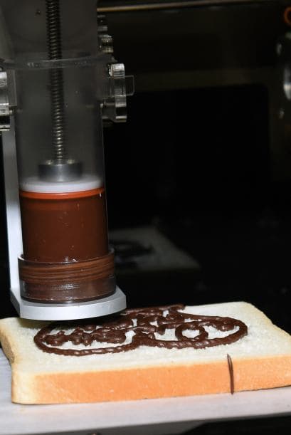 Si creías que faltaba mucho para que todo el mundo pudiera tener en casa una impresora 3D, el CES 2015 ha dado la sorpresa. La empresa XYZPrinting ha lanzado este artefacto para la cocina a un precio bastante razonable, $500.