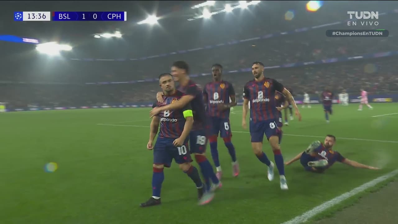 ¡Basel se pone al frente! Shaquiri desde los 11 pasos para el 1-0