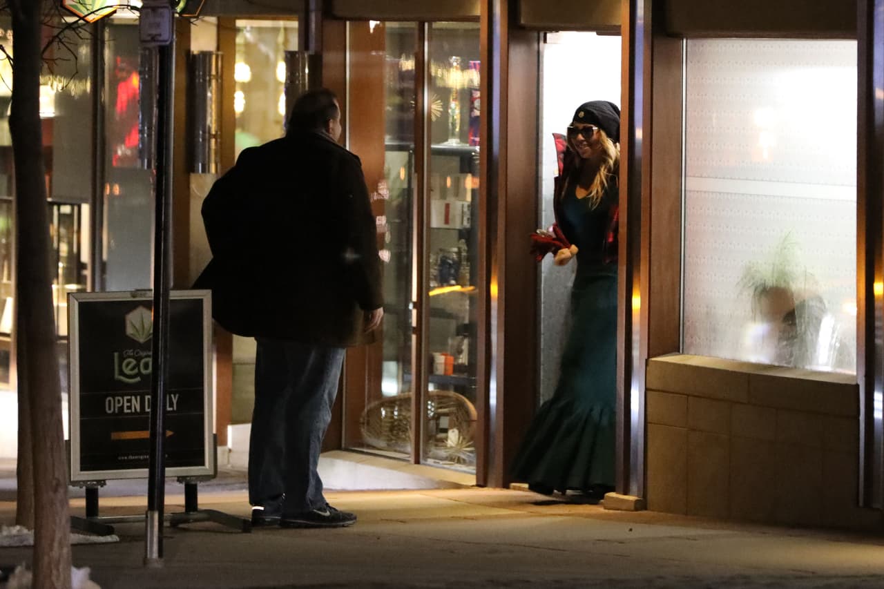 Mariah pasó la Navidad de 2016 en Aspen
<b>, </b>Colorado, con sus dos hijos y Shakhnazaryan. Se hospedaron en una casa de AirBnB de cinco habitaciones.