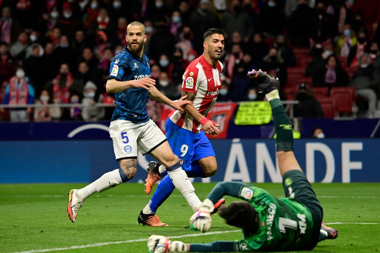 El Atlético de Madrid goleó al Alavés con sendos dobletes de Joao Félix y Luis Suárez.