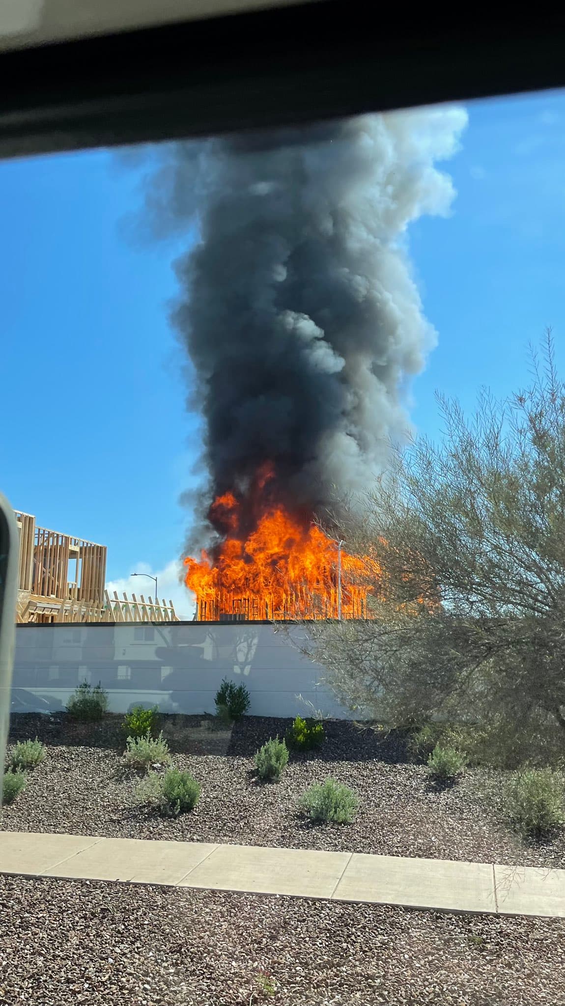 Cuatro viviendas sufrieron daños importantes y se declararon pérdidas totales, mientras que otras cinco viviendas sufrieron daños por el humo.