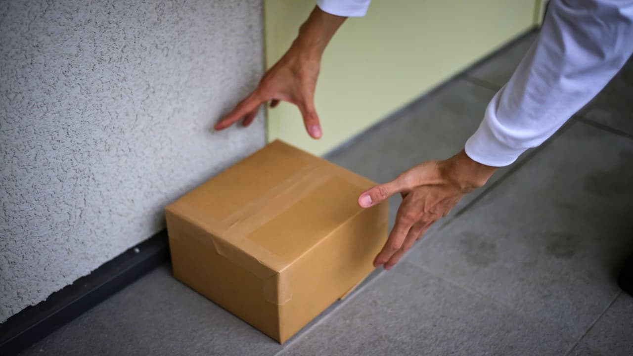 Las soluciones más populares 
<b>incluyen el uso de cámaras de timbre que permiten a los usuarios monitorear la entrega en tiempo real</b> y, si es necesario, grabar a los delincuentes. Además, servicios adicionales de seguridad para proteger los paquetes de los compradores.