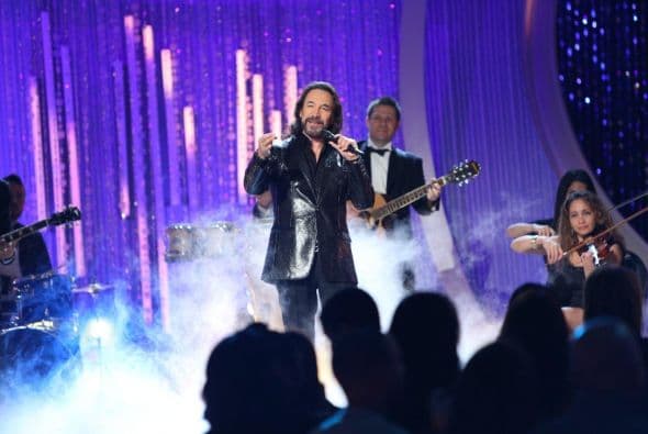 El Buki engalanó la noche con su voz.